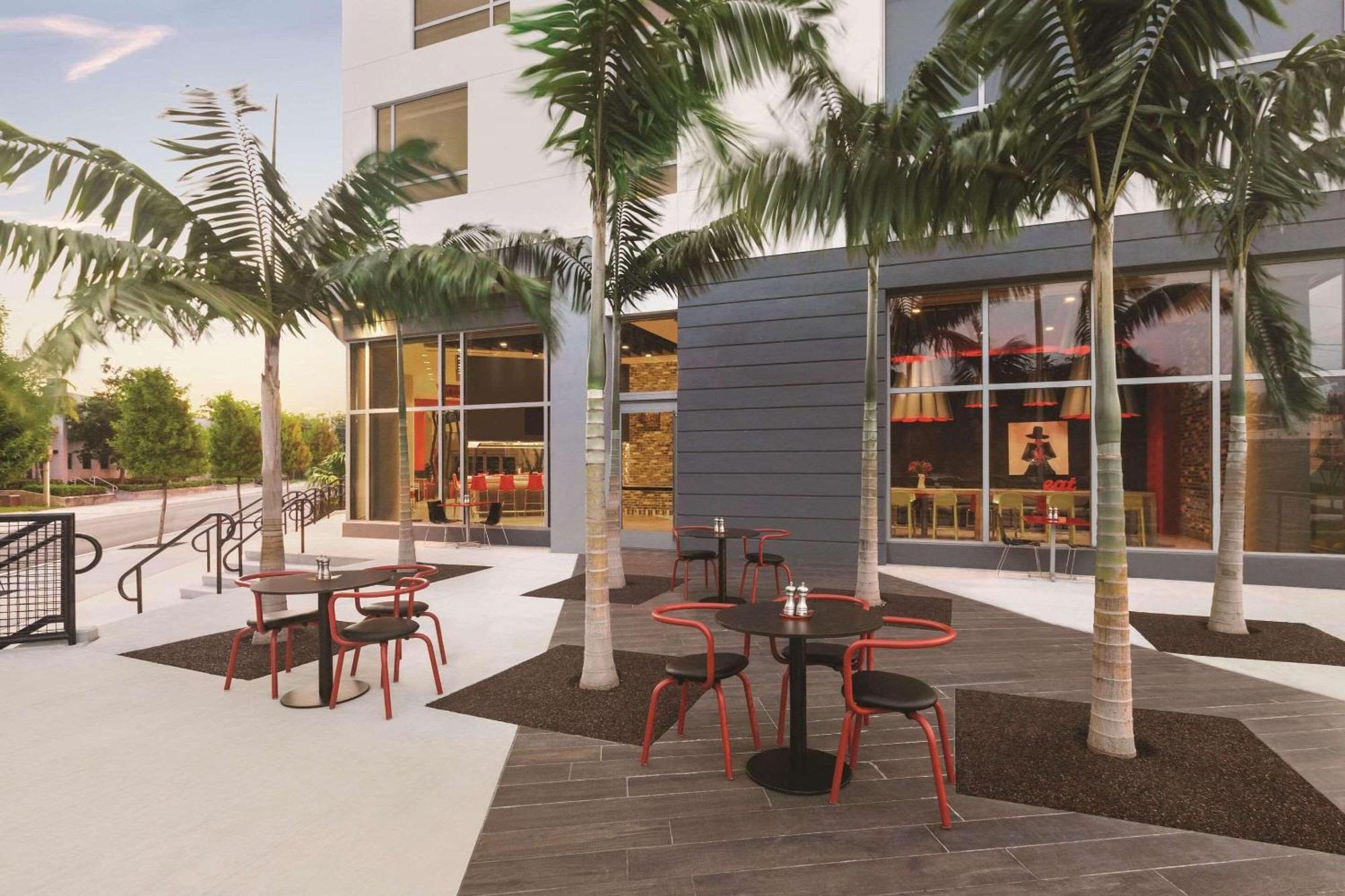 Radisson Red Miami Airport Hotel Miami Springs Екстериор снимка
