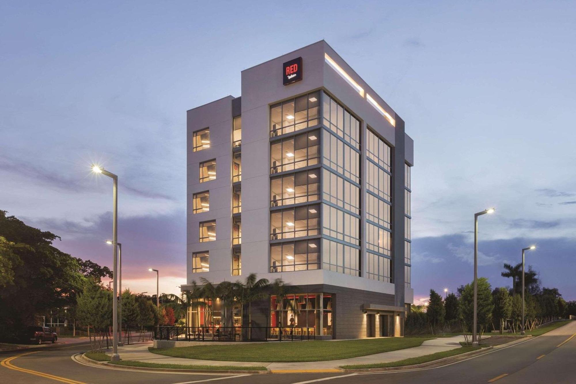 Radisson Red Miami Airport Hotel Miami Springs Екстериор снимка